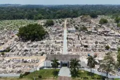 Equipes reforçam limpeza no cemitério Santo Antônio
