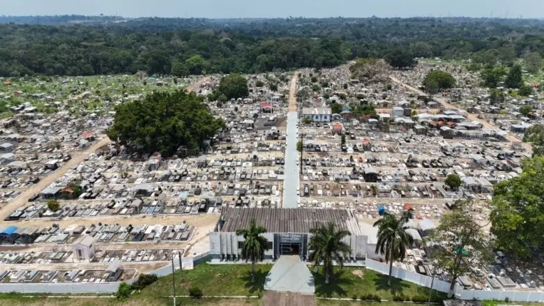 Equipes reforçam limpeza no cemitério Santo Antônio