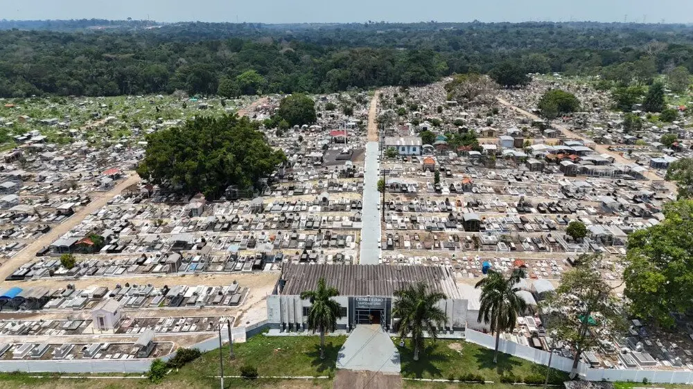 Equipes reforçam limpeza no cemitério Santo Antônio