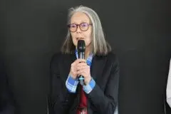 Escritora canadense Anne Carson vence o Prêmio Nobel de Literatura de 2026