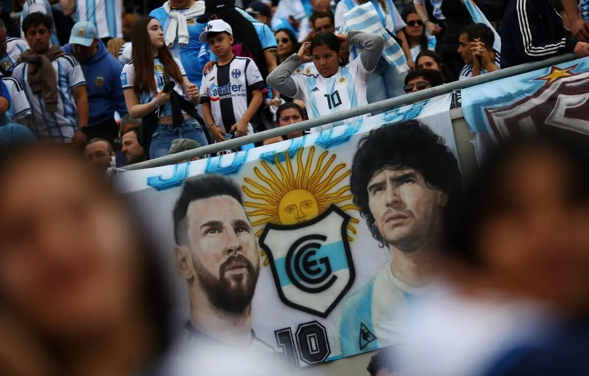 Faixas, máscara e tatuagem: torcida homenageia Messi antes de despedida