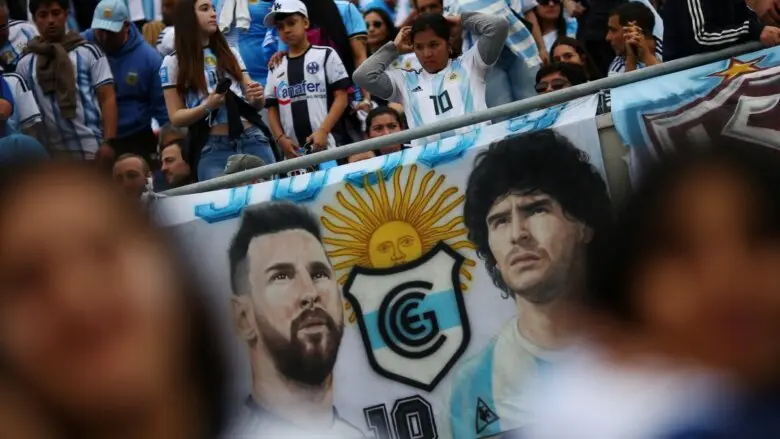 Faixas, máscara e tatuagem: torcida homenageia Messi antes de despedida
