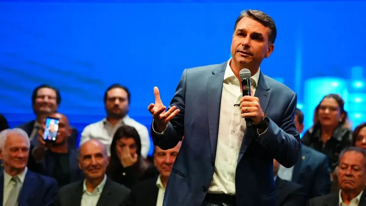 Flávio acusa sindicatos de favorecer Lula em posts; TSE nega barrar perfis