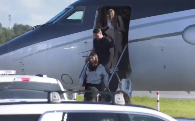 Flávio Bolsonaro e família desembarcam nos EUA depois de deixar o Brasil; veja vídeo