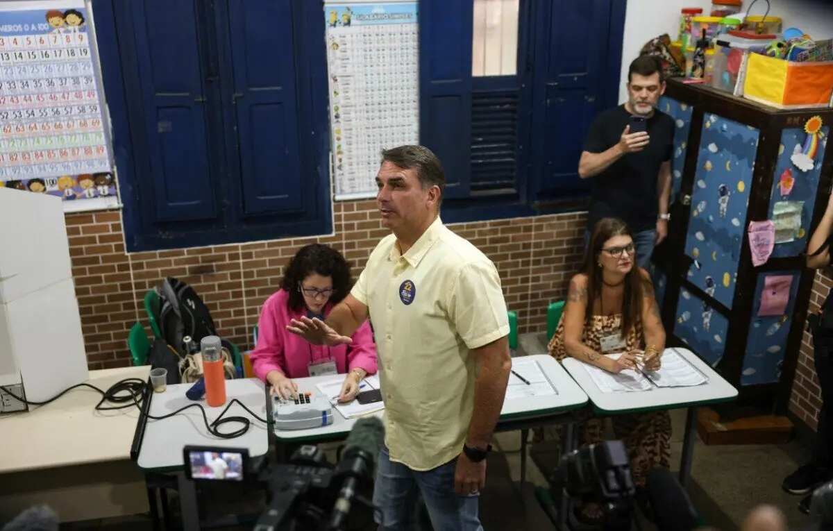 Flávio Bolsonaro é intimado a entregar passaportes após decisão de Alexandre de Moraes
