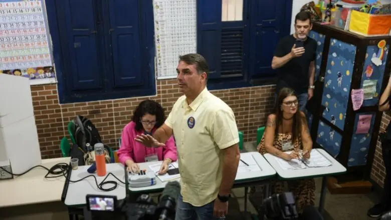 Flávio Bolsonaro é intimado a entregar passaportes após decisão de Alexandre de Moraes