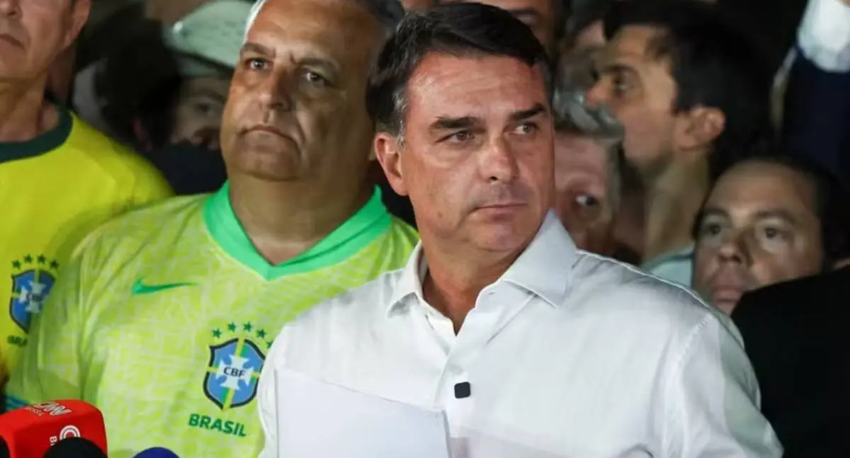 Flávio Bolsonaro não entrega passaporte à PF no prazo determinado pelo STF