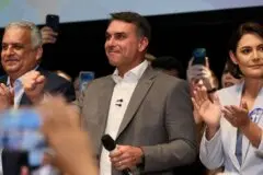 Flávio Bolsonaro recebe apoios políticos e defende reformas constitucionais e fim da reeleição