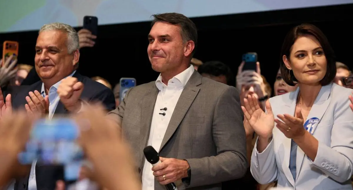 Flávio Bolsonaro recebe apoios políticos e defende reformas constitucionais e fim da reeleição