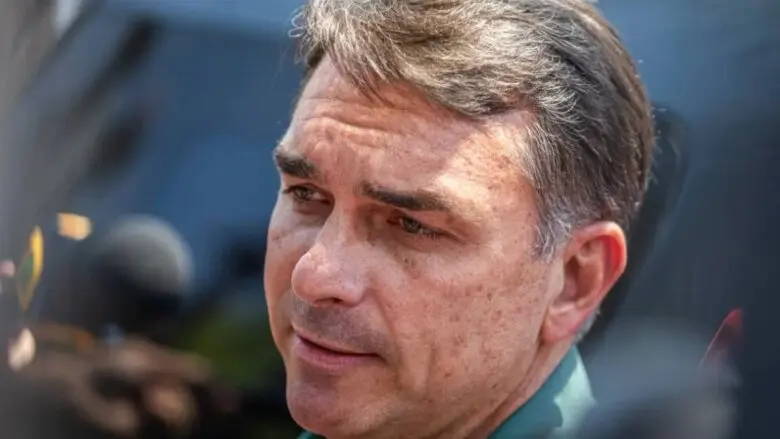Flávio Bolsonaro utilizou passaporte italiano para deixar a Argentina em jatinho após atravessar fronteira pelo Paraná