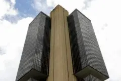 Focus eleva projeção de inflação para 5,2% em 2026; reduz câmbio e Selic