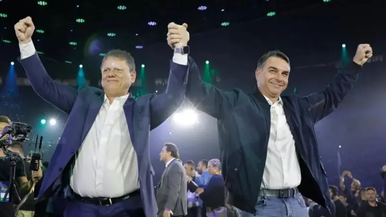 Fuga de Flávio Bolsonaro abre disputa por liderança da direita no Brasil