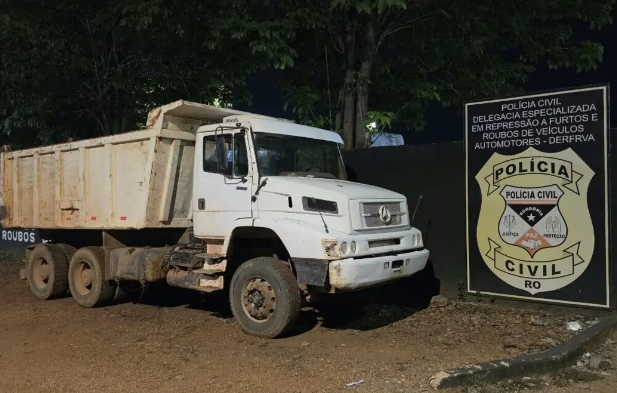 Furtos e Roubos localiza em mata caminhão roubado por bando armado na Ponta do Abunã