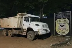 Furtos e Roubos localiza em mata caminhão roubado por bando armado na Ponta do Abunã