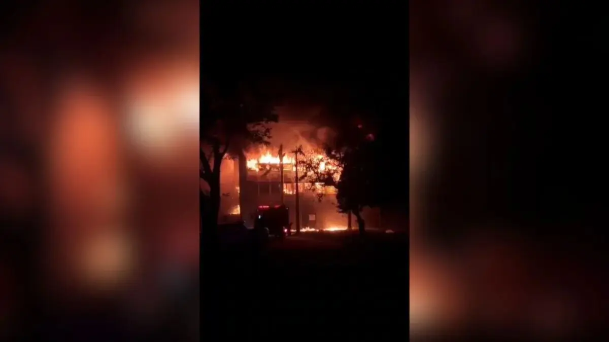 Incêndio de grandes proporções atinge prédio da UFPE em Pernambuco