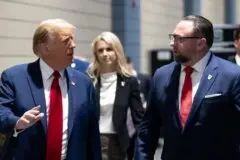Jason Miller, conselheiro de Trump, publica discurso de Flávio em inglês