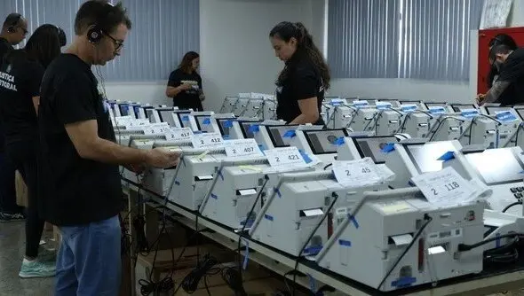 Justiça Eleitoral começa a preparar 4,6 mil urnas para o segundo turno em Rondônia