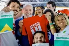 Lula anuncia proposta de Pé-de-Meia para estudantes universitários durante agenda de campanha