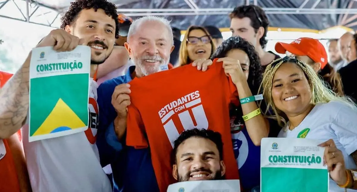 Lula anuncia proposta de Pé-de-Meia para estudantes universitários durante agenda de campanha