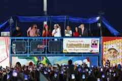 Lula classifica fuga de Flávio Bolsonaro como “ato vergonhoso” e afirma que adversário deve à Justiça