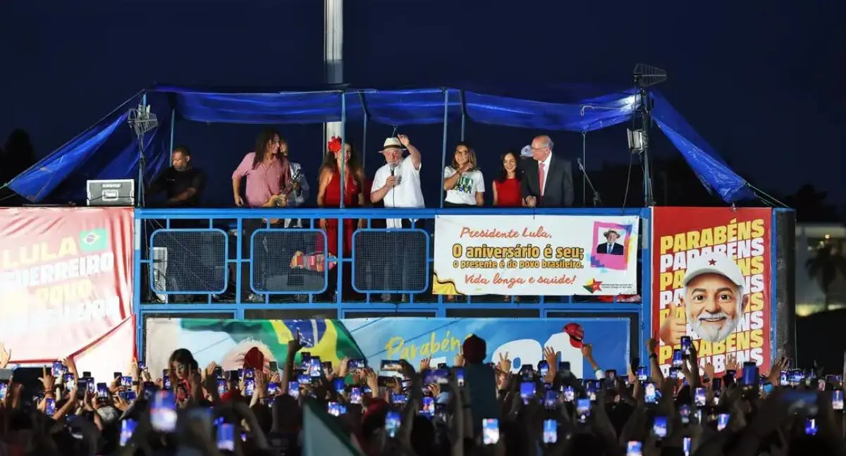 Lula classifica fuga de Flávio Bolsonaro como “ato vergonhoso” e afirma que adversário deve à Justiça