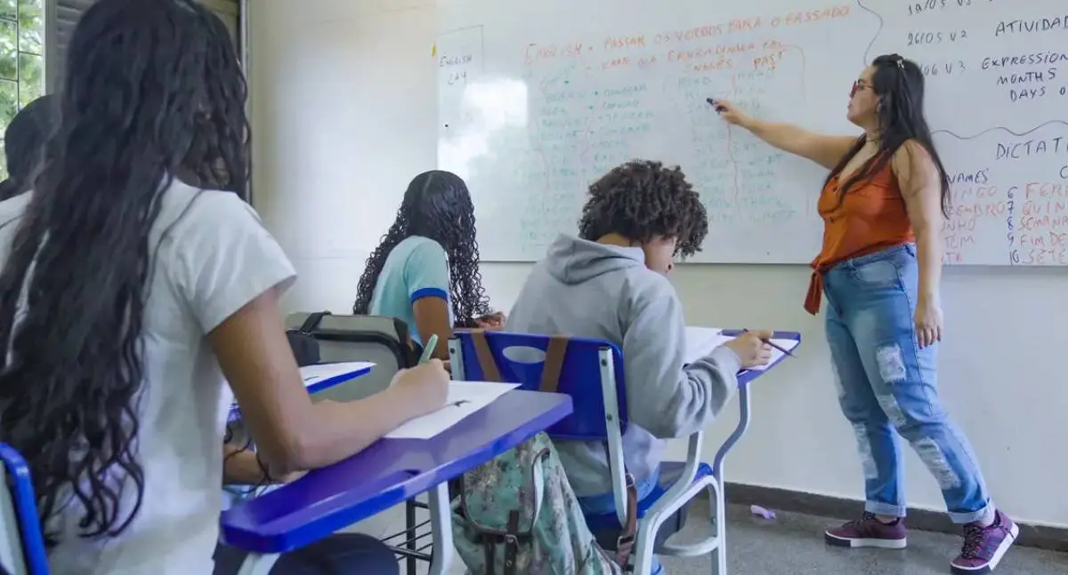 Lula e Flávio Bolsonaro apresentam propostas diferentes para a educação