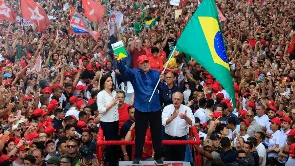 Lula é reeleito presidente do Brasil em virada histórica