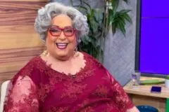 Mamma Bruschetta é socorrida após se engasgar nos bastidores da RedeTV!; equipe se manifesta Mamma Bruschetta se engasga nos bastidores da RedeTV!; saiba detalhes (Foto: Reprodução/ Instagram)