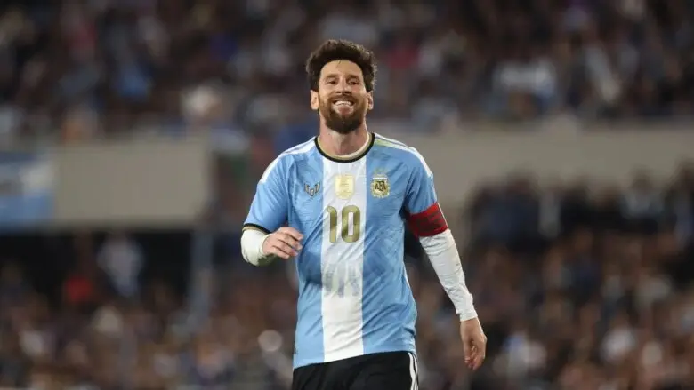 Messi se despede da seleção argentina com gol, assistências e muita emoção
