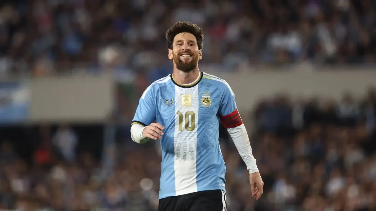 Messi se despede da seleção argentina com gol, assistências e muita emoção