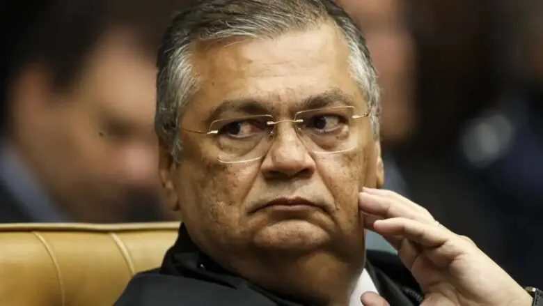 Ministro Flávio Dino determina que Polícia Federal investigue suspeita de interferência estrangeira nas eleições