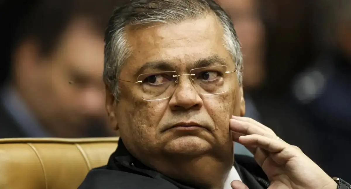 Ministro Flávio Dino determina que Polícia Federal investigue suspeita de interferência estrangeira nas eleições