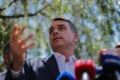 Moraes determina apreensão do passaporte de Flávio Bolsonaro e proíbe senador de deixar o país