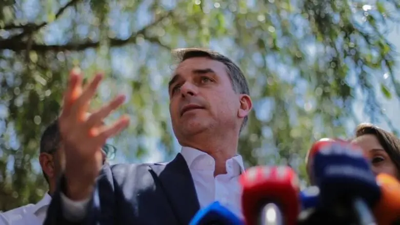 Moraes determina apreensão do passaporte de Flávio Bolsonaro e proíbe senador de deixar o país