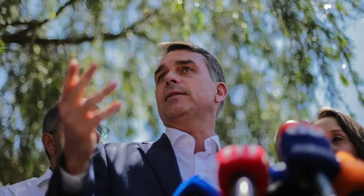 Moraes determina apreensão do passaporte de Flávio Bolsonaro e proíbe senador de deixar o país