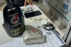 Motoboy fura sinal vermelho, quase bate em viatura e acaba preso com meio quilo de maconha