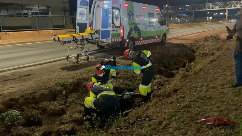 Motociclista é intubado após cair em vala na BR-364