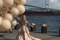 Noiva é arrastada por balões durante ensaio fotográfico na Turquia; assista e saiba desfecho Noiva é arrastada por balões e quase bate em muro durante ensaio fotográfico na Turquia; assista! (Foto: Reprodução/ X)