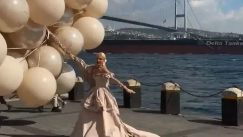 Noiva é arrastada por balões durante ensaio fotográfico na Turquia; assista e saiba desfecho Noiva é arrastada por balões e quase bate em muro durante ensaio fotográfico na Turquia; assista! (Foto: Reprodução/ X)