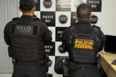 Operação encontra arsenal, drogas e dinheiro em imóvel investigado por tráfico na capital