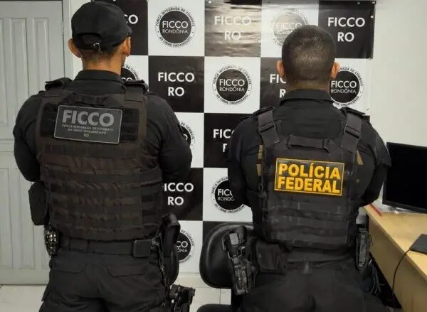 Operação encontra arsenal, drogas e dinheiro em imóvel investigado por tráfico na capital