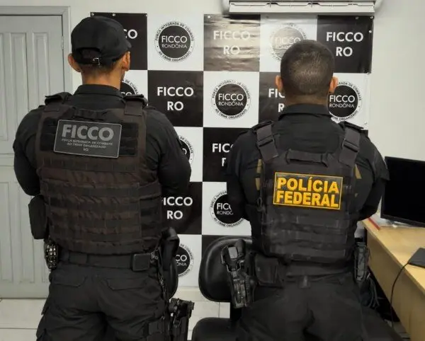 Operação encontra arsenal, drogas e dinheiro em imóvel investigado por tráfico na capital