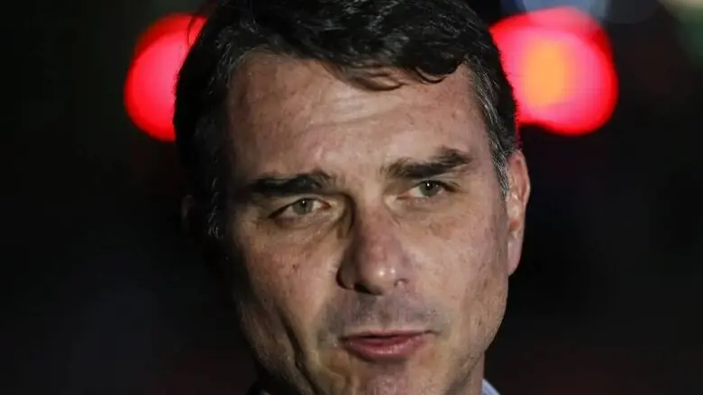 Polícia Federal cancela passaportes de Flávio Bolsonaro por descumprimento de decisão judicial