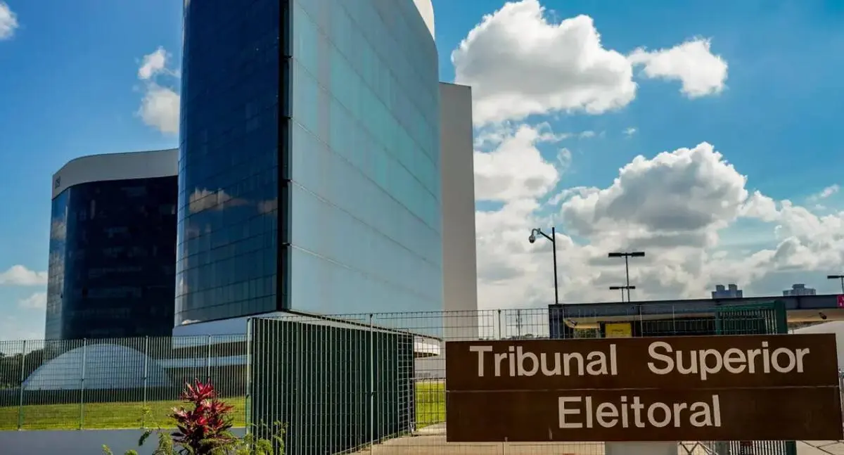 Presidente do TSE convoca reuniões com campanhas de Lula e Flávio Bolsonaro sobre desinformação no 2º turno
