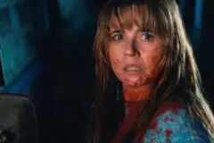 Primeiras Impressões | ‘Crystal Lake’ – Linda Cardellini brilha em desafiadora pré-sequência de ‘Sexta-Feira 13’