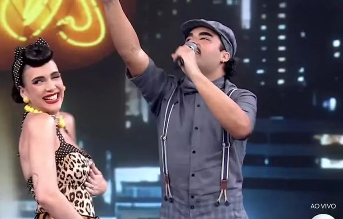 Professora do Dança dos Famosos revela gravidez ao vivo e surpreende