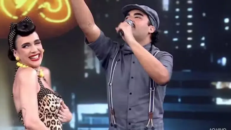 Professora do Dança dos Famosos revela gravidez ao vivo e surpreende