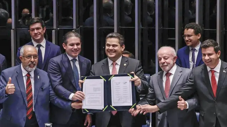 Promulgada emenda do fim da 6x1; escala 5x2 começa em 60 dias