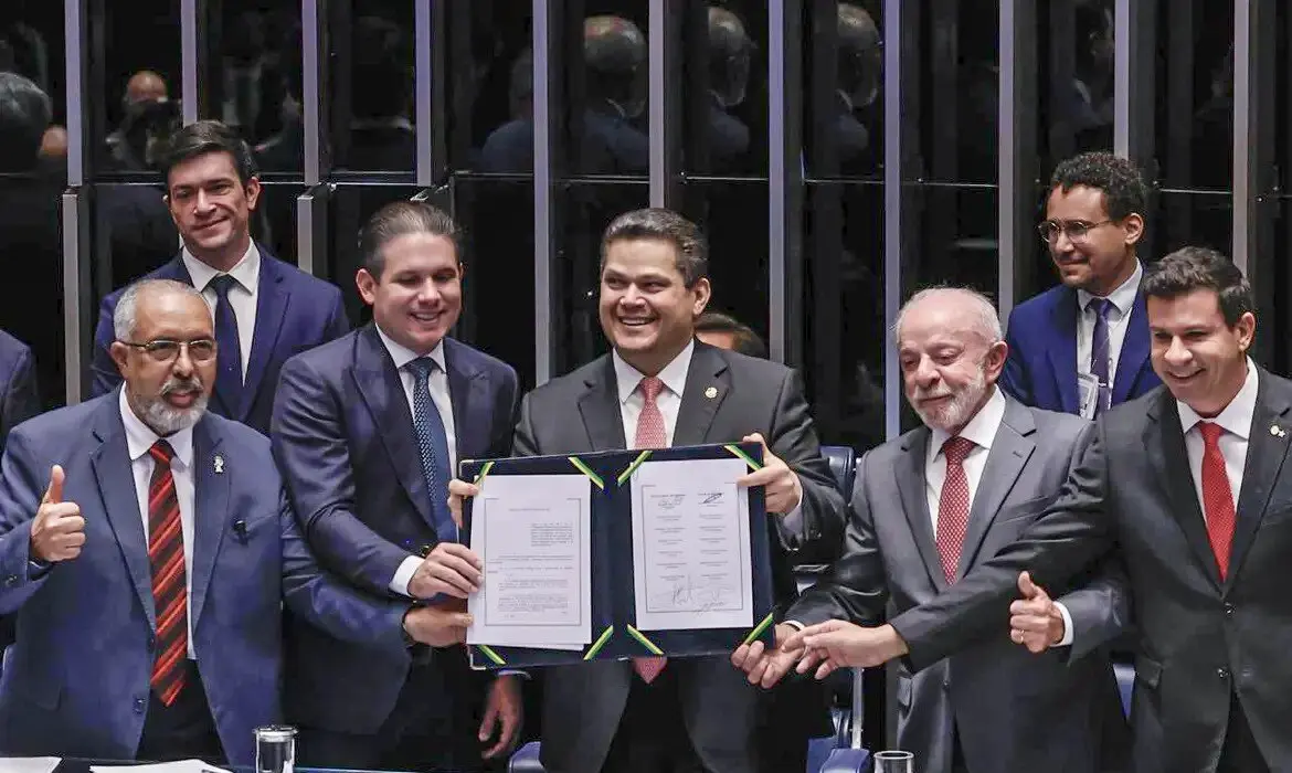 Promulgada emenda do fim da 6x1; escala 5x2 começa em 60 dias