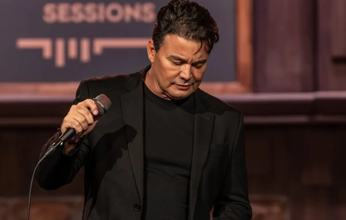 Renner se emociona durante homenagem a Rick em 1ª gravação da carreira solo